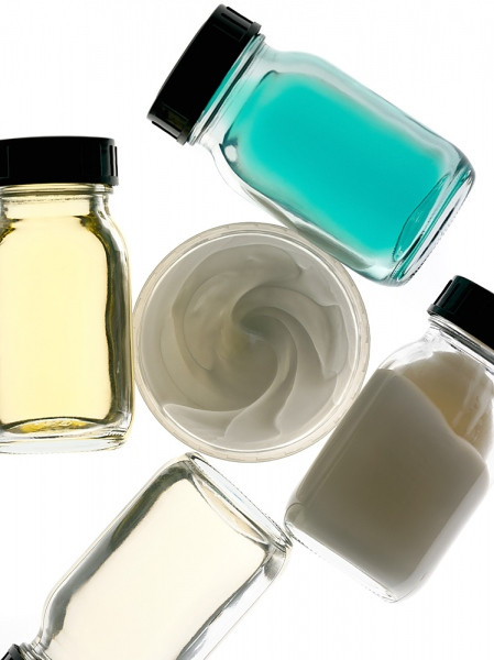 3. Sản phẩm làm đẹp: Phthalates, là chất dẻo có trong một số mỹ phẩm bạn vẫn sử dụng hàng ngày như: dầu gội, nước hoa, sản phẩm khử mùi... Loại chất này có chứa hóa chất giống như hormone tác động đến sức khỏe sinh sản và phát triển của gia đình bạn, bao gồm cả việc làm giảm lượng tinh trùng ở nam giới và phát triển ngực sớm ở các bé gái.