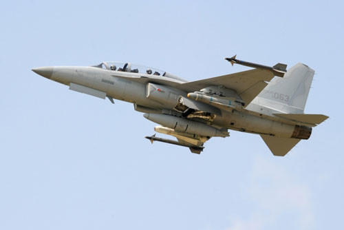 Tiêm kích đa năng kiêm huấn luyện chiến đấu TA-50 mang hai tên lửa đối không AIM-9 ở đầu mút cánh và hai tên lửa không đối đất AGM-65 trên hai giá treo ở cánh. Tiêm kích đa năng kiêm huấn luyện chiến đấu TA-50 mang hai tên lửa đối không AIM-9 ở đầu mút cánh và hai tên lửa không đối đất AGM-65 trên hai giá treo ở cánh.