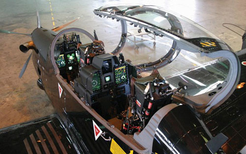 Buồng lái hiện đại, tiện nghi của máy bay chiến đấu cánh quạt EMB-314 Super Tucano. Buồng lái hiện đại, tiện nghi của máy bay chiến đấu cánh quạt EMB-314 Super Tucano.