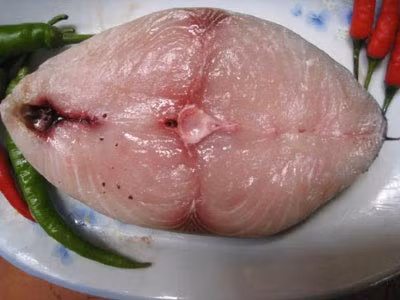 Cá: Nếu lo ngại về sức khỏe tim mạch, mọi người nên ăn nhiều cá hơn. Ba bữa ăn cá/ tuần hoặc ăn 30 gram cá/ ngày, có thể giảm 50% nguy cơ đột quỵ. Nghiên cứu y khoa đã cho thấy rằng người Nhật Bản và người Eskimo ăn cá thường xuyên nên có tỷ lệ nguy cơ tim mạch nhỏ hơn hẳn so với người dân các quốc gia hiếm khi ăn cá.