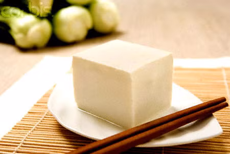 Nhờ giá trị dinh dưỡng đó, đậu phụ có tác dụng giảm nồng độ chì trong máu, bảo vệ gan và thúc đẩy quá trình trao đổi chất hiệu quả. Ăn đậu phụ còn có lợi cho cả sức khỏe thể chất lẫn tinh thần. Người cao tuổi ăn đậu phụ có thể ngăn ngừa xơ cứng động mạch, phòng trị bệnh về tim mạch, chống loãng xương hiệu quả và điều trị tắc mạch tốt.