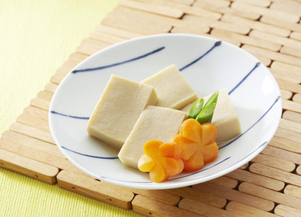 Ngoài ra, đậu phụ còn chứa nhiều axit amin và canxi (Mỗi ngày ăn 2 bìa đậu phụ có thể thoả mãn nhu cầu canxi cho cả ngày). Ngoài ra, đậu phụ còn chứa nhiều axit amin và canxi (Mỗi ngày ăn 2 bìa đậu phụ có thể thoả mãn nhu cầu canxi cho cả ngày).