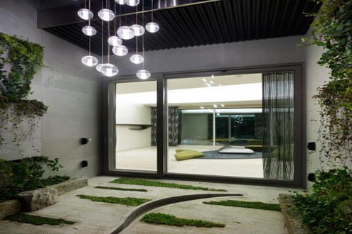 Chủ nhân là giám đốc cấp cao tại một công ty Hàn Quốc có trụ sở tại Hong Kong và Mỹ. Do phải đi công tác nhiều nên ông ít khi về nhà. Theo lời công ty môi giới, ngôi nhà này đắt giá nhất vì ở vị trí đắc địa tại trung tâm Gangnam, cùng tầm nhìn hướng ra con sông Hàn mát mẻ.