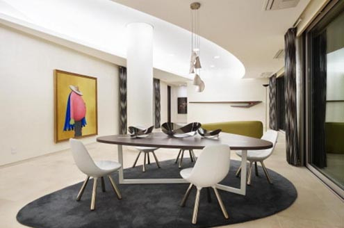 Trần nhà mang lại cảm giác khoáng đạt và sang trọng. Để đem lại cảm giác thoáng đãng nhất cho căn nhà, chủ nhân để nguyên tường nhà màu trắng như nguyên bản cùng nội thất trắng.