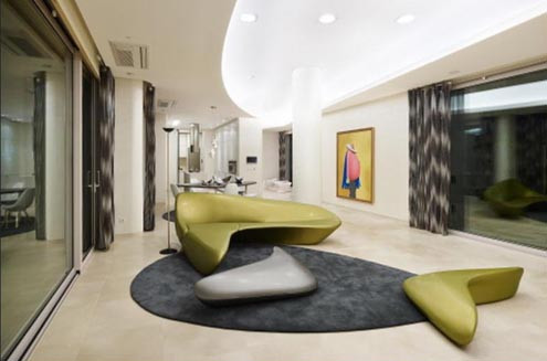 Căn villa này nằm ở khu Cheongdam-dong trực thuộc quận Gangnam, một trong 25 quận của thủ đô Seoul, Hàn Quốc. Năm 2010, người chủ gần đây nhất của nó đã mua lại biệt thự với giá 3,7 tỷ won (tương đương 3,3 triệu USD).