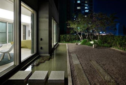 Phòng khách, phòng tắm và bức tường trước nhà được tô điểm bằng đá cẩm thạch mang về từ Tây Ban Nha. Trong vườn có một cái hồ nhỏ.