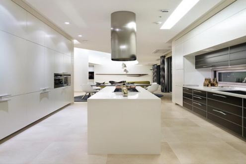 Nội thất mang màu trắng sữa là chủ đạo. Với tổng diện tích sàn 284 mét vuông, căn biệt thự có một khu vườn và hướng nhìn thẳng ra sông.