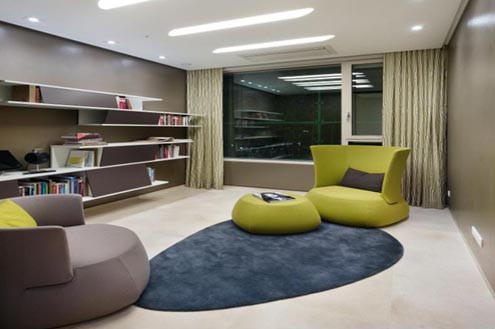 Villa nằm trong khu dân cư cao cấp mang tên Markhills cùng với 37 căn khác. Khu dân cư này được hưởng thụ những dịch vụ cao cấp như phòng tiệc chung, trung tâm thể dục thẩm mỹ, phòng tập yoga, hầm rượu. Mỗi biệt thự có 3 chỗ để xe ôtô.