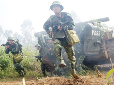 Lao ra khỏi xe tấn công địch. Lao ra khỏi xe tấn công địch.