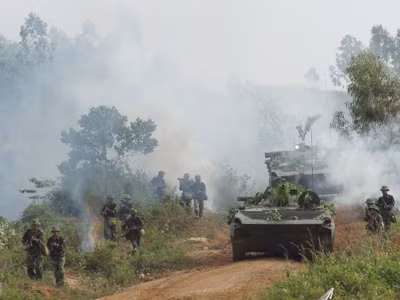 Đại đội xe BMP1 cùng bộ binh hành quân chiếm lĩnh trận địa.