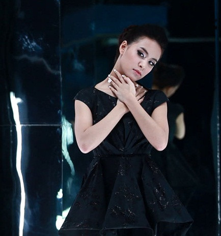 Cùng 'nghía' qua những hình ảnh của Hoàng Thùy Linh khi cô 'nói không' với sexy.