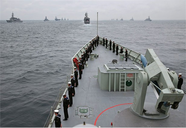 Tàu có khả năng tác chiến phòng không, mặt nước và dưới nước cùng một lúc. Tàu dài 138 m, được trang bị tên lửa đối không SM-2. Tàu còn có sân cho trực thăng cất, hạ cánh. Tốc độ tối đa của tàu là 29 hải lý/giờ.