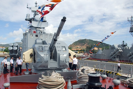 Tiểu ban vũ khí chấm thi tại tàu Lữ đoàn 162. Tiểu ban vũ khí chấm thi tại tàu Lữ đoàn 162.