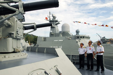 Các thành viên Ban tổ chức, Ban giám khảo kiểm tra tàu dự thi tại tàu Đinh Tiên Hoàng. Các thành viên Ban tổ chức, Ban giám khảo kiểm tra tàu dự thi tại tàu Đinh Tiên Hoàng.