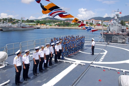 Ban giám khảo phổ biến nội dung thi. Ban giám khảo phổ biến nội dung thi.