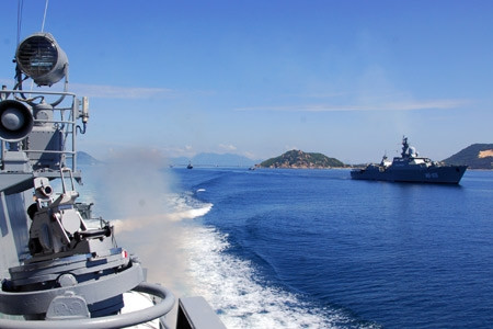 Biên đội tàu Vùng 4 thi thực hành trên biển. Biên đội tàu Vùng 4 thi thực hành trên biển.