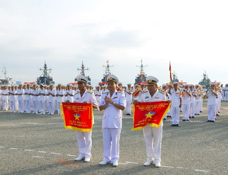 Chuẩn Đô đốc Đinh Gia Thật trao giải nhất cho các tàu đạt giải. Chuẩn Đô đốc Đinh Gia Thật trao giải nhất cho các tàu đạt giải.