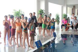 Không những quyết tâm chiến thắng ở các vòng thi đơn nam, đơn nữ, mà các kình ngư nhí hăng hái bước vào vòng đua tiếp sức đồng đội cũng với tinh thần đoàn kết và quyết đấu cao. Không những quyết tâm chiến thắng ở các vòng thi đơn nam, đơn nữ, mà các kình ngư nhí hăng hái bước vào vòng đua tiếp sức đồng đội cũng với tinh thần đoàn kết và quyết đấu cao.