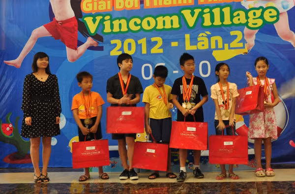 Các bé nhận phần thưởng cho Giải đồng đội xuất sắc nhất.