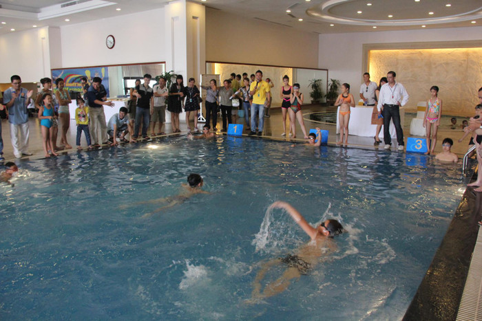 Cuộc đua tiếp sức đồng đội diễn ra rất gay cấn. Các bậc phụ huynh và khán giả cũng nín thở dõi theo các vận động viên trên đường đua xanh. Cuộc đua tiếp sức đồng đội diễn ra rất gay cấn. Các bậc phụ huynh và khán giả cũng nín thở dõi theo các vận động viên trên đường đua xanh.