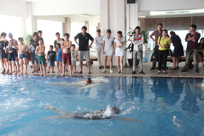 Mặt nước khuấy đảo cho thấy sự quyết tâm dành chiến thắng của các vận động viên nhí. Mặt nước khuấy đảo cho thấy sự quyết tâm dành chiến thắng của các vận động viên nhí.