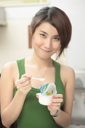 Sữa chua: Cho dù là sữa chua loại nào đi nữa thì đều có tác dụng phòng táo bón. Vi khuẩn axit lactic sản sinh trong quá trình lên men và lợi khuẩn sẽ điều chỉnh đường ruột, khi chức năng đường ruột duy trì sự cân bằng thì hiện tượng táo bón và tiêu chảy sẽ giảm đi rõ rệt. Sữa chua: Cho dù là sữa chua loại nào đi nữa thì đều có tác dụng phòng táo bón. Vi khuẩn axit lactic sản sinh trong quá trình lên men và lợi khuẩn sẽ điều chỉnh đường ruột, khi chức năng đường ruột duy trì sự cân bằng thì hiện tượng táo bón và tiêu chảy sẽ giảm đi rõ rệt.