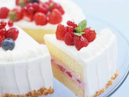 Bánh ngọt: Các loại bánh và thực phẩm giàu tinh bột khác để trong tủ lạnh sẽ nhanh chóng bị khô cứng. Bánh ngọt: Các loại bánh và thực phẩm giàu tinh bột khác để trong tủ lạnh sẽ nhanh chóng bị khô cứng.