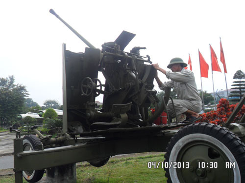 "Trong Bảo tàng Phòng không - không quân khẩu pháo này được "chăm sóc" rất đặc biệt . . .