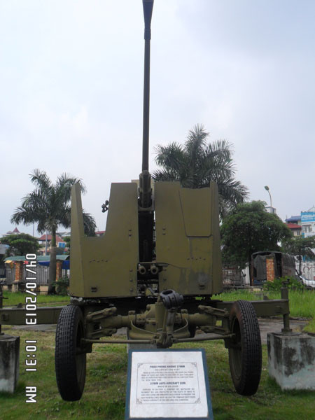 Pháo phòng không 37mm, do Liên Xô sản xuất.
