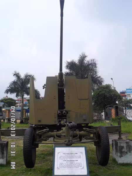 Pháo phòng không 37mm, do Liên Xô sản xuất.