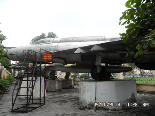 Chiếc MIG-21 được nhìn từ đằng sau.