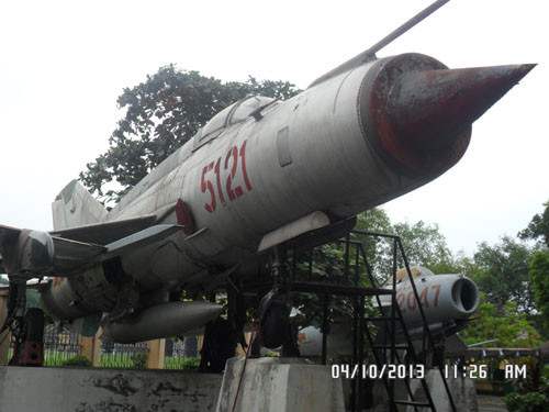 Rất nhiều năm sau chiến thắng người Pháp ở Điện Biên, nhân dân Việt Nam lại chiến thắng ở một Điện Biên Phủ khác - chiến thắng pháo đài bay B52 Mỹ. Một trong những chiếc máy bay từng bắn hạ B52 hiện đang ở Bảo tàng Lịch sử quân sự - chiếc MIG - 21 số hiệu 5121, chiếc máy bay này do anh hùng Phạm Tuân lái.