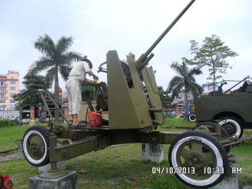 ...ngay cả khi khẩu pháo phòng không này chưa được công nhận là bảo vật quốc gia". (Trích lời của người "chăm sóc" khẩu pháo.