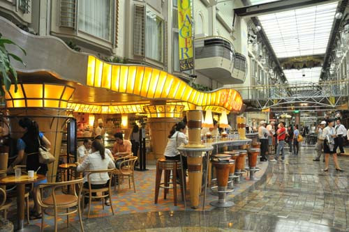 Hiện nhiều khách Việt chuộng hình thức du lịch mới mẻ này, khi mua vé máy bay di chuyển từ Việt Nam qua Singapore để lên du thuyền tham quan các nước châu Á; hoặc lên tàu trực tiếp từ cảng Việt Nam.