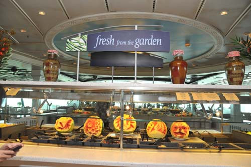 Có rất nhiều nhà hàng ở các tầng trên tàu dành cho mọi đối tượng khách với nhiều phong cách ẩm thực khác nhau. Du khách trên tàu được hưởng dịch vụ trọn gói, chỉ trừ chi phí cho việc uống rượu, mua sắm, cà phê ở các quán riêng biệt ngoài nhà hàng.