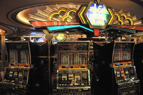 Điểm đặc biệt của Voyager of the Seas chính là sân trượt băng nghệ thuật. Ngoài ra, du thuyền này còn có sân golf, sân tennis, sân bóng rổ…