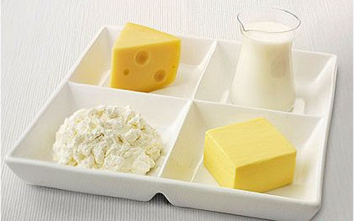 Sữa tăng cường và chế phẩm từ sữa: Trẻ em cũng nên được bổ sung các a-xít béo omega-3, cho dù chưa có hướng dẫn là sẽ dùng liều lượng bao nhiêu. Các nguồn thực phẩm được ưa chuộng hơn chế phẩm bổ sung. Sữa tăng cường omega-3 và sữa chua có thể là những lựa chọn cho trẻ khó ăn. Hiện tại có nhiều sữa công thức dành cho trẻ nhỏ chứa a-xít béo omega-3 DHA vì một số nghiên cứu cho rằng nó hỗ trợ sự phát triển não bộ. Sữa tăng cường và chế phẩm từ sữa: Trẻ em cũng nên được bổ sung các a-xít béo omega-3, cho dù chưa có hướng dẫn là sẽ dùng liều lượng bao nhiêu. Các nguồn thực phẩm được ưa chuộng hơn chế phẩm bổ sung. Sữa tăng cường omega-3 và sữa chua có thể là những lựa chọn cho trẻ khó ăn. Hiện tại có nhiều sữa công thức dành cho trẻ nhỏ chứa a-xít béo omega-3 DHA vì một số nghiên cứu cho rằng nó hỗ trợ sự phát triển não bộ.