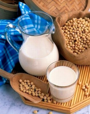 Chú ý bổ sung kẽm khi uống sữa đậu nành thường xuyên: Đậu nành chưa nấu chín có chứa một số chất không có lợi cho cơ thể như saponin hormone và lectin… Do đó, tốt nhất chỉ uống sữa đậu nành khi đã nấu chín như đã nói ở trên. Và những người uống sữa đậu nành thường xuyên nên bổ sung thêm nguyên tố vi lượng kẽm để tránh thiếu chất.