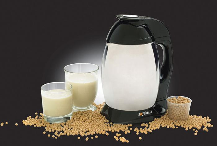 5. Tránh uống sữa chưa nấu chin: Sữa đậu nành chưa được nấu chín có chứa các chất độc hại, khi uống sẽ dẫn đến quá trình chuyển hóa chất đạm và gây ra các triệu chứng bất lợi cho cơ thể. Trong sữa đậu nành chưa nấu chín có chứa chất ức chế men trypsin, saponin và một số chất không có lợi khác nên khi uống vào sẽ gây ra buồn nôn, nôn, đau bụng đi ngoài… thậm chí ngộ độc.