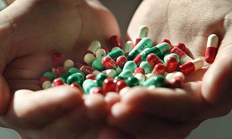 8. Không uống cùng kháng sinh: Một số loại thuốc đặc biệt như thuốc kháng sinh chứa chất tetracycline, erythromycine có tác dụng phân hủy chất dinh dưỡng trong sữa đậu nành. Do đó, tránh uống kháng sinh cùng lúc với sữa đậu nành. Nên uống cách nhau khoảng 1 giờ để đảm bảo không có phản ứng hóa học xảy ra.