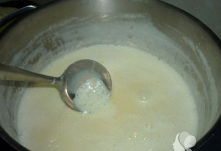 Lưu ý: Chất saponin làm cho đậu nành có hiện tượng “sôi giả” (khi đun chưa sôi nhưng đậu nành đã sủi bọt), khiến cho nhiều người tưởng lầm là đậu nành đã sôi và chín. Khi đun sôi sữa cũng phải mở nắp. Sỡ dĩ làm như vậy là để các chất độc hại bốc hơi cùng với hơi nước ra ngoài.