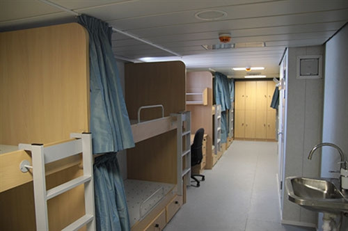 Tiện nghi của thủy thủ trên DN 2000 cũng được cải thiện đáng kể. Tiện nghi của thủy thủ trên DN 2000 cũng được cải thiện đáng kể.