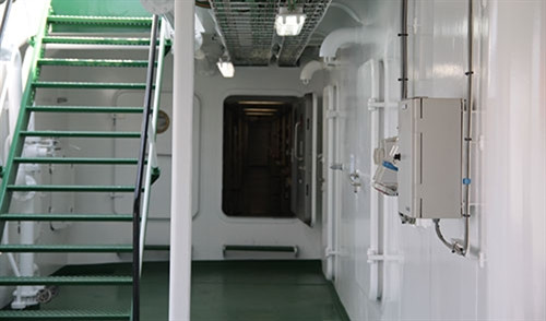 Được trang bị theo tiêu chuẩn châu Âu, DN 2000 hứa hẹn là một trong những tàu quân sự hiện đại hàng đầu Việt Nam. Được trang bị theo tiêu chuẩn châu Âu, DN 2000 hứa hẹn là một trong những tàu quân sự hiện đại hàng đầu Việt Nam.