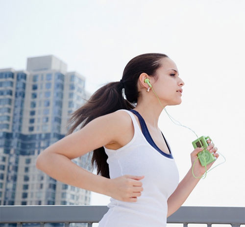 Nghe nhạc rock khi tập thể dục: Tai của bạn ù cả lên sau buổi tập thể dục? Hãy kiểm tra âm lượng iPod hoặc máy MP3 củ bạn, Andrew Cheng, chuyên gia y tế của trường Đại học Dược New York, khuyến cáo. Giới hạn âm thanh cho phép của một máy nghe nhạc là 60-120 decibel (đơn vị đo lường âm thanh), nhưng nếu nghe nhạc liên tục ở mức độ trên 85 decibel có thể gây ra điếc tai. Nghe nhạc rock khi tập thể dục: Tai của bạn ù cả lên sau buổi tập thể dục? Hãy kiểm tra âm lượng iPod hoặc máy MP3 củ bạn, Andrew Cheng, chuyên gia y tế của trường Đại học Dược New York, khuyến cáo. Giới hạn âm thanh cho phép của một máy nghe nhạc là 60-120 decibel (đơn vị đo lường âm thanh), nhưng nếu nghe nhạc liên tục ở mức độ trên 85 decibel có thể gây ra điếc tai.