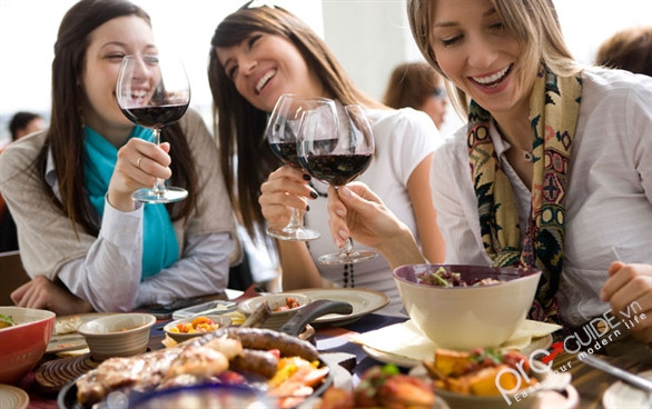 Việc có những bạn bè “to lớn” có thể tạo cho bạn cảm giác yên tâm về kích cỡ của mình, bạn cảm thấy bé nhỏ so với họ dù thực tế, bạn “tròn vo”. Tăng cân cũng giống như các mạng xã hội, tính “truyền nhiễm” của chúng rất mãnh liệt. Trong một nghiên cứu khác của Đại học Texas nhận thấy rằng 82% số người sẽ nghiện rượu khi bạn bè của họ thoải mái trong khoản này. Việc có những bạn bè “to lớn” có thể tạo cho bạn cảm giác yên tâm về kích cỡ của mình, bạn cảm thấy bé nhỏ so với họ dù thực tế, bạn “tròn vo”. Tăng cân cũng giống như các mạng xã hội, tính “truyền nhiễm” của chúng rất mãnh liệt. Trong một nghiên cứu khác của Đại học Texas nhận thấy rằng 82% số người sẽ nghiện rượu khi bạn bè của họ thoải mái trong khoản này.