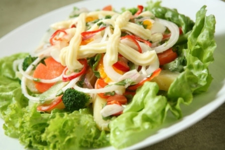 Salad luôn là thực đơn ưu tiên: Đừng cho rằng một bát đầy rau sẽ là một thực đơn lành mạnh. Vì sự thật là như thế này, “Đối với các cửa hàng thức ăn nhanh, salad chẳng khác nào một chiếc hăm-bơ-gơ được đựng trong một cái bát”, Brie Turner-McGrievy, chuyên viên nghiên cứu y tế tại Washington, DC, khẳng định. Salad luôn là thực đơn ưu tiên: Đừng cho rằng một bát đầy rau sẽ là một thực đơn lành mạnh. Vì sự thật là như thế này, “Đối với các cửa hàng thức ăn nhanh, salad chẳng khác nào một chiếc hăm-bơ-gơ được đựng trong một cái bát”, Brie Turner-McGrievy, chuyên viên nghiên cứu y tế tại Washington, DC, khẳng định.