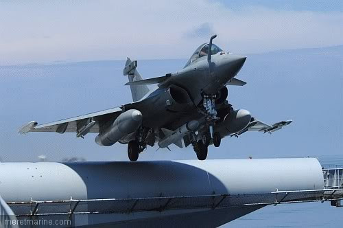 Rafale M cất cánh từ CVN “Charles de Gaulle” Rafale M cất cánh từ CVN “Charles de Gaulle”