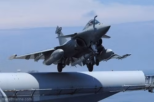 Rafale M cất cánh từ CVN “Charles de Gaulle”
