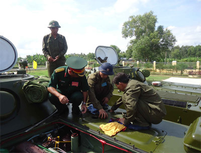 Tham gia nội dung thi bảo quản xe tăng