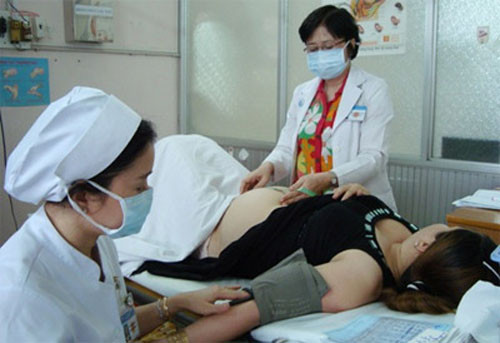 Các bác sỹ đang thăm khám cho sản phụ. Các bác sỹ đang thăm khám cho sản phụ.